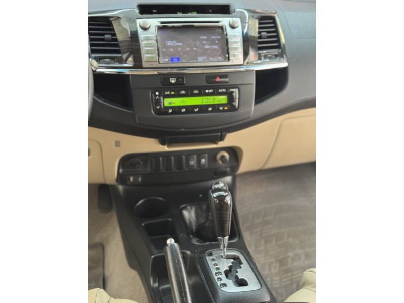TOYOTA - HILUX SW4 - 2014/2014 - Branca - R$ 151.900,00