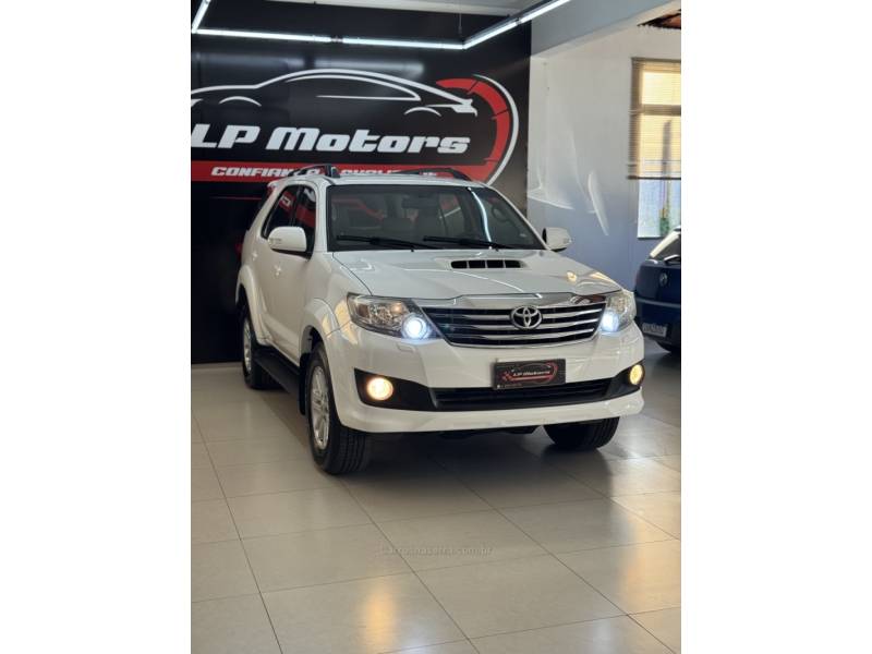 TOYOTA - HILUX SW4 - 2014/2014 - Branca - R$ 151.900,00