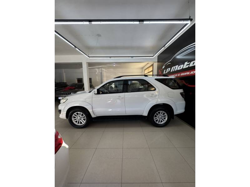 TOYOTA - HILUX SW4 - 2014/2014 - Branca - R$ 151.900,00
