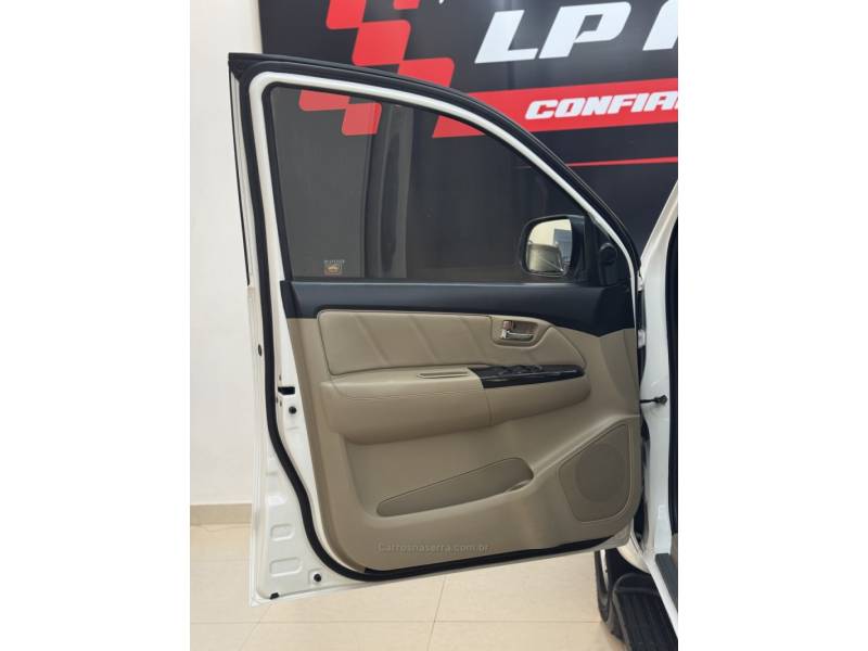TOYOTA - HILUX SW4 - 2014/2014 - Branca - R$ 151.900,00