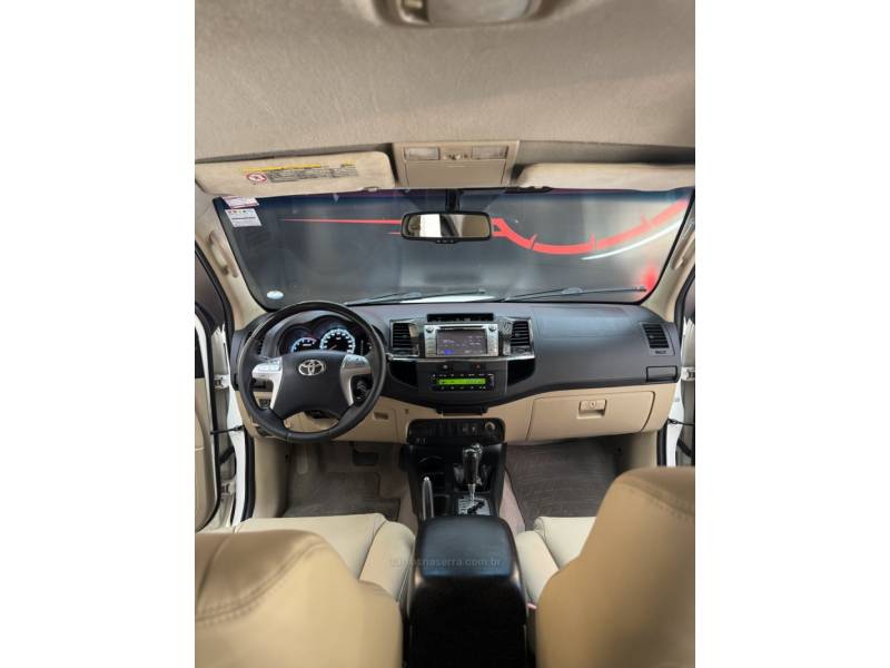 TOYOTA - HILUX SW4 - 2014/2014 - Branca - R$ 151.900,00