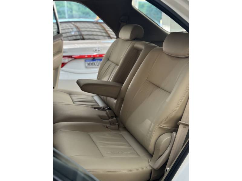 TOYOTA - HILUX SW4 - 2014/2014 - Branca - R$ 151.900,00