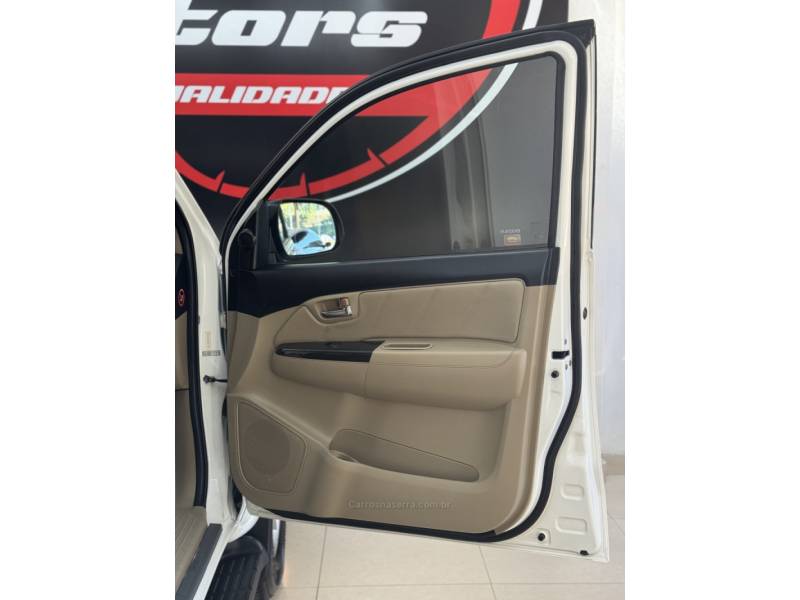 TOYOTA - HILUX SW4 - 2014/2014 - Branca - R$ 151.900,00