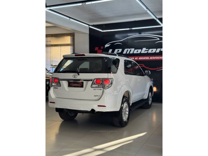TOYOTA - HILUX SW4 - 2014/2014 - Branca - R$ 151.900,00