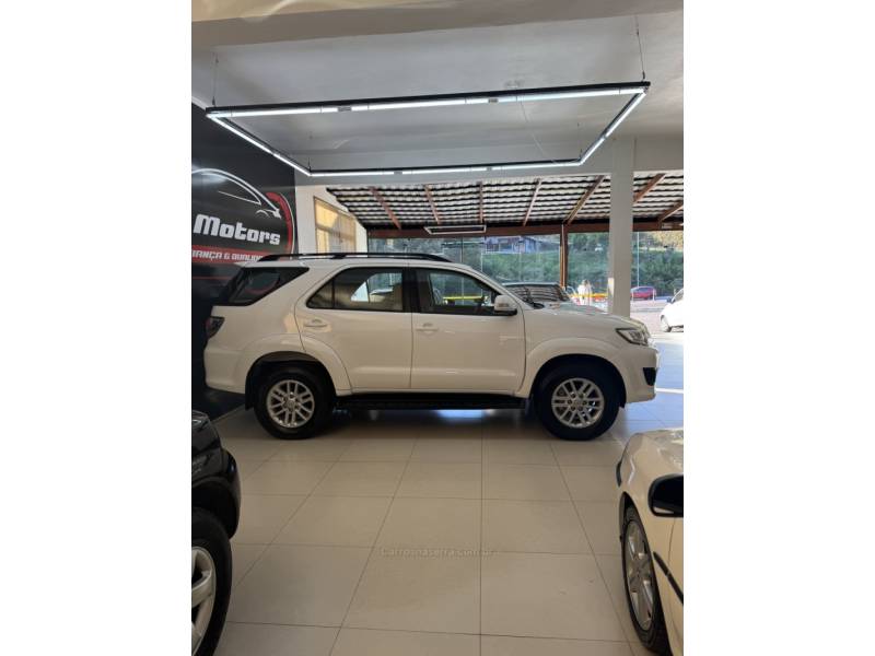 TOYOTA - HILUX SW4 - 2014/2014 - Branca - R$ 151.900,00