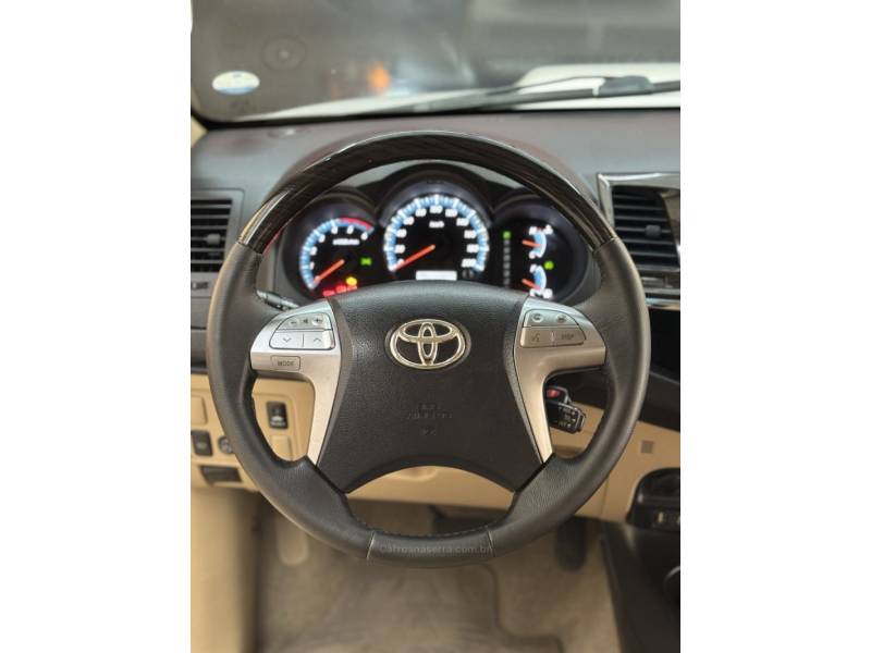 TOYOTA - HILUX SW4 - 2014/2014 - Branca - R$ 151.900,00