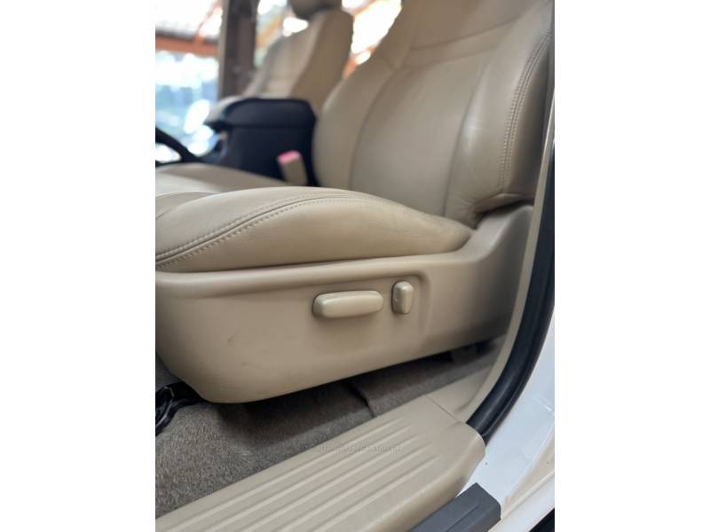 TOYOTA - HILUX SW4 - 2014/2014 - Branca - R$ 151.900,00