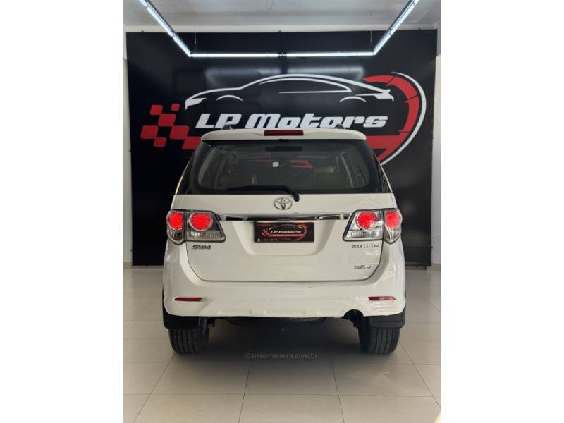 TOYOTA - HILUX SW4 - 2014/2014 - Branca - R$ 151.900,00