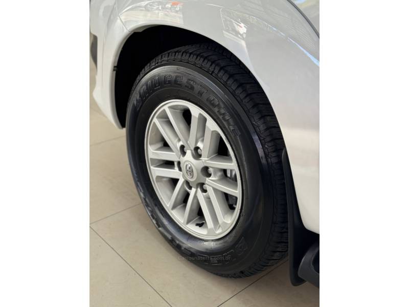 TOYOTA - HILUX SW4 - 2014/2014 - Branca - R$ 151.900,00