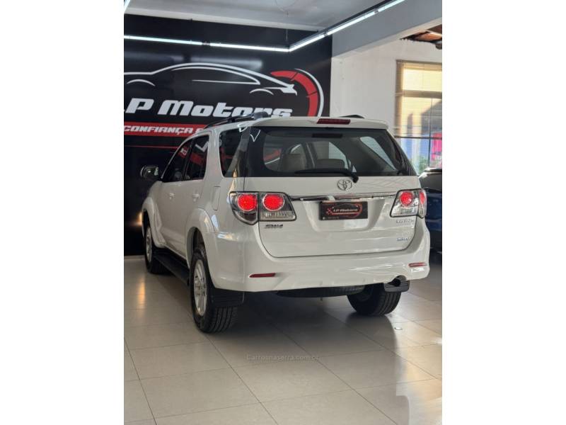 TOYOTA - HILUX SW4 - 2014/2014 - Branca - R$ 151.900,00