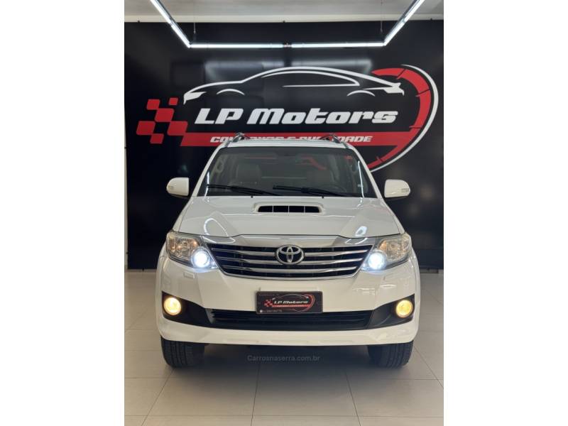 TOYOTA - HILUX SW4 - 2014/2014 - Branca - R$ 151.900,00