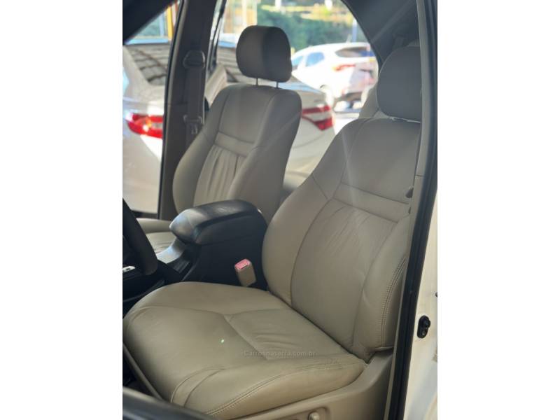 TOYOTA - HILUX SW4 - 2014/2014 - Branca - R$ 151.900,00